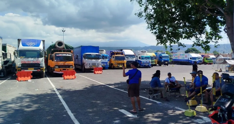 Tertahan 2 Hari akibat Kemacetan Ekstrem di Pelabuhan Ketapang