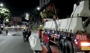 Barrier Permanen Pisahkan Jalur Bus Waru