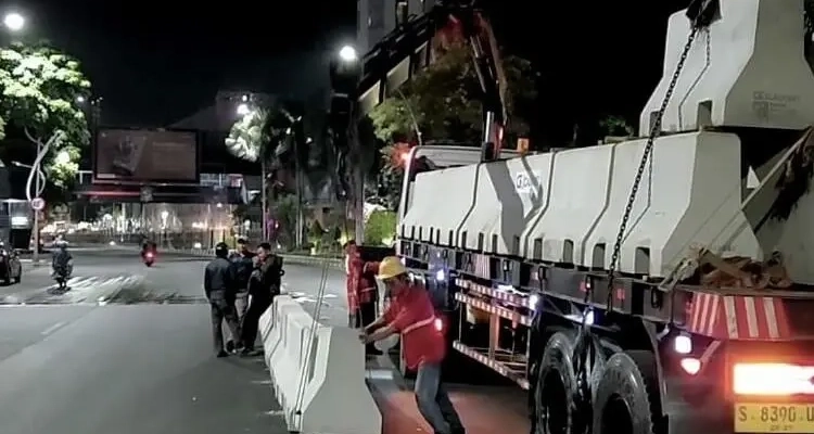 Barrier Permanen Pisahkan Jalur Bus Waru