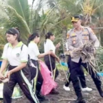 300 Aparat dan Pelajar Bersihkan Pantai Pangkung Dedari