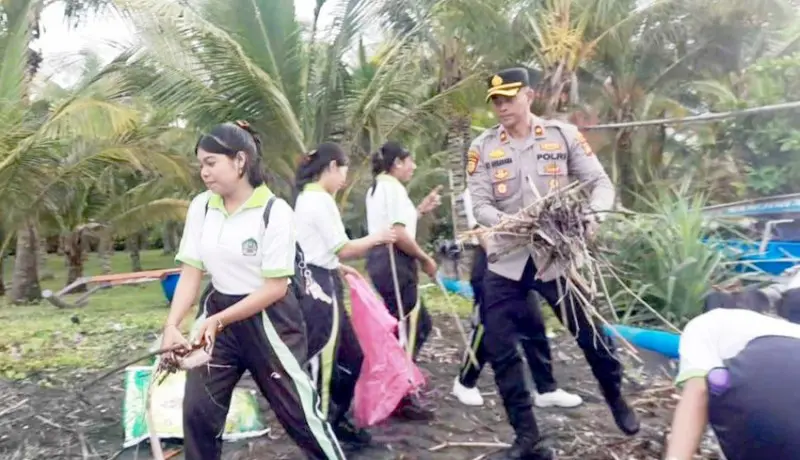 300 Aparat dan Pelajar Bersihkan Pantai Pangkung Dedari