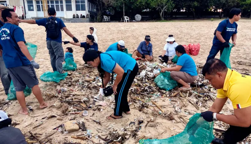 Bersih Pantai, 1 Ton Plastik Terangkut