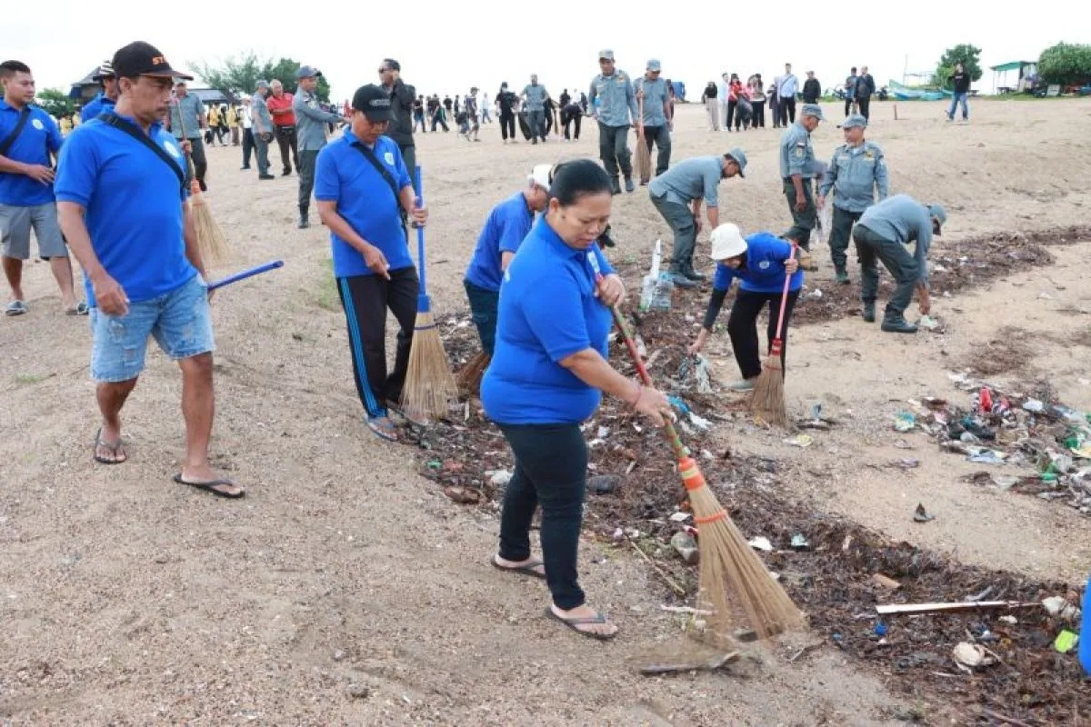 Pemkot Denpasar Bersihkan Pantai Sanur Tindaklanjuti Arahan Presiden