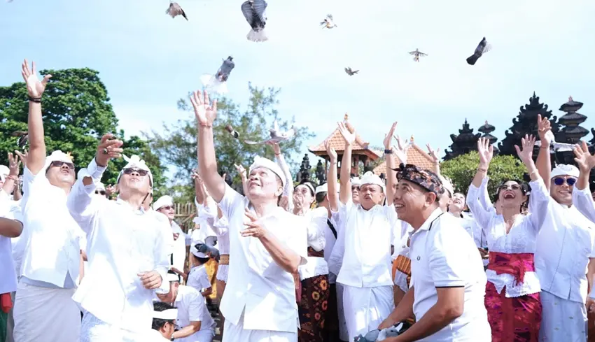 Pemprov Bali Lepas Tukik dan Ratusan Burung2