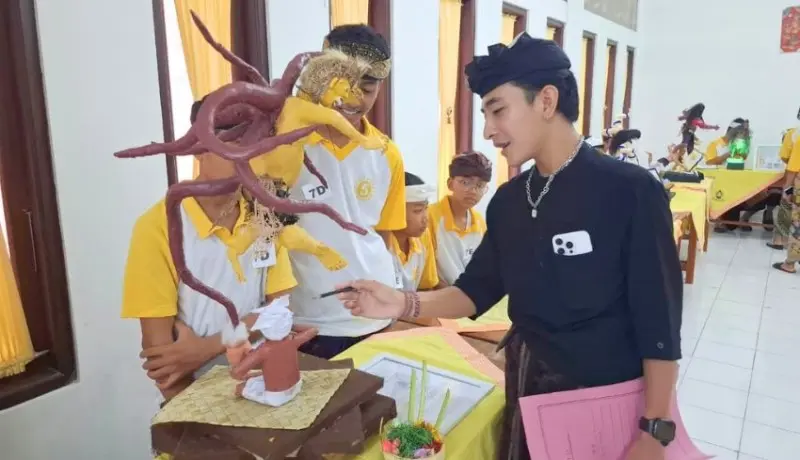 SMP PGRI 5 Denpasar Rayakan HUT dengan Ogoh-Ogoh