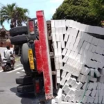 Palet Patah, Truk Bata Ringan Terguling di Lateng
