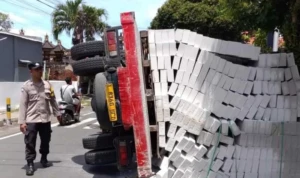 Palet Patah, Truk Bata Ringan Terguling di Lateng