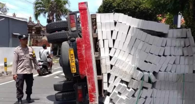 Palet Patah, Truk Bata Ringan Terguling di Lateng