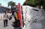 Palet Patah, Truk Bata Ringan Terguling di Lateng