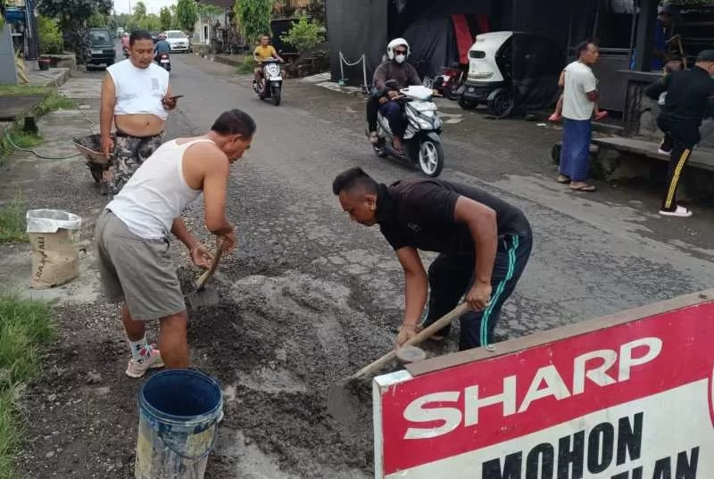 Warga Tambal Jalan Sendiri, Pemda Tabanan Disorot